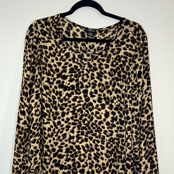Torrid Leopard Print Georgette Keyhole Blouse Size 00 - Picture 5 of 9